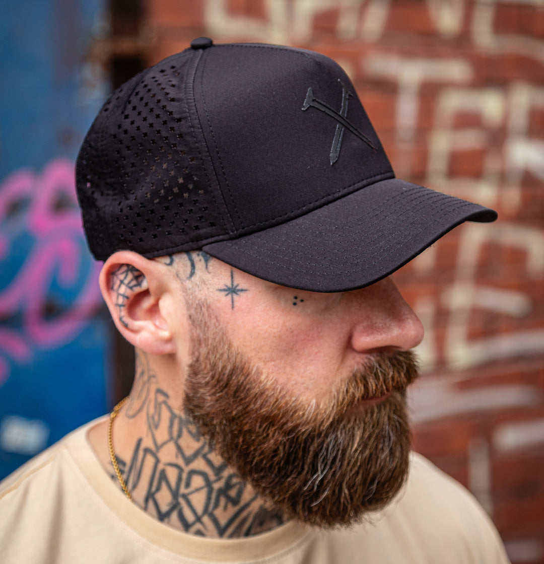 CAP SIGNATURE | BLACK ON BLACK