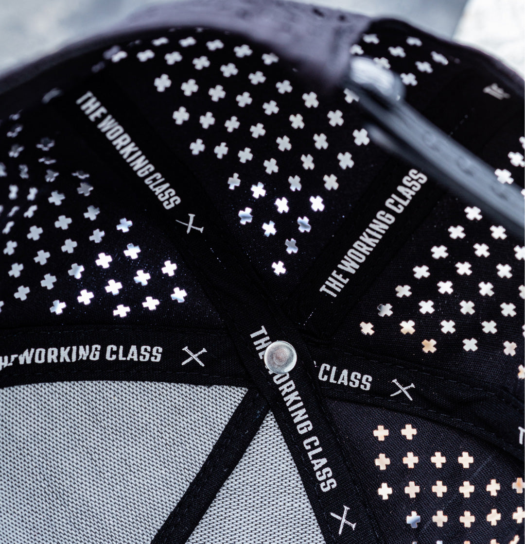 CAP SIGNATURE | BLACK ON BLACK